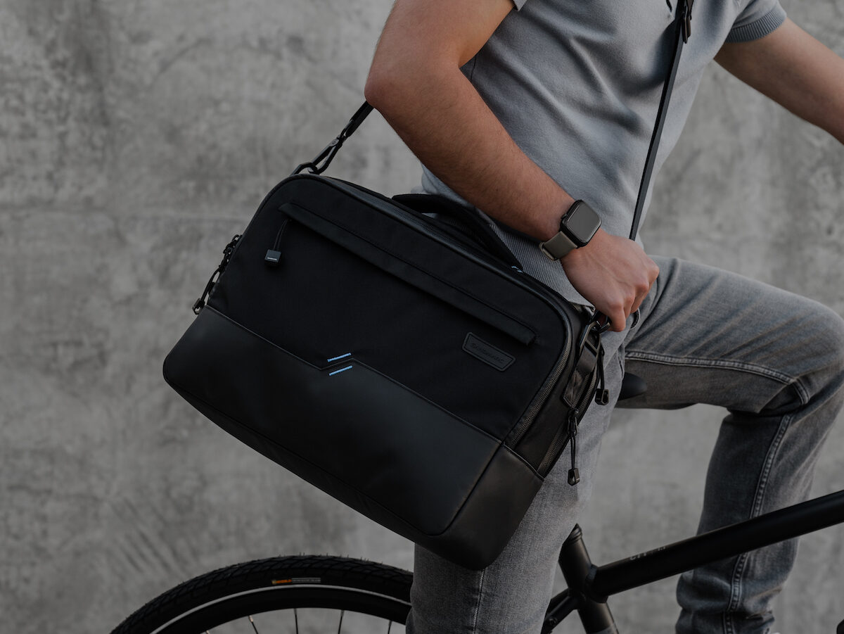 SANDMARC Messenger Pro: Apple Bag with Unique Compartments for Commuters on Gadget Flow