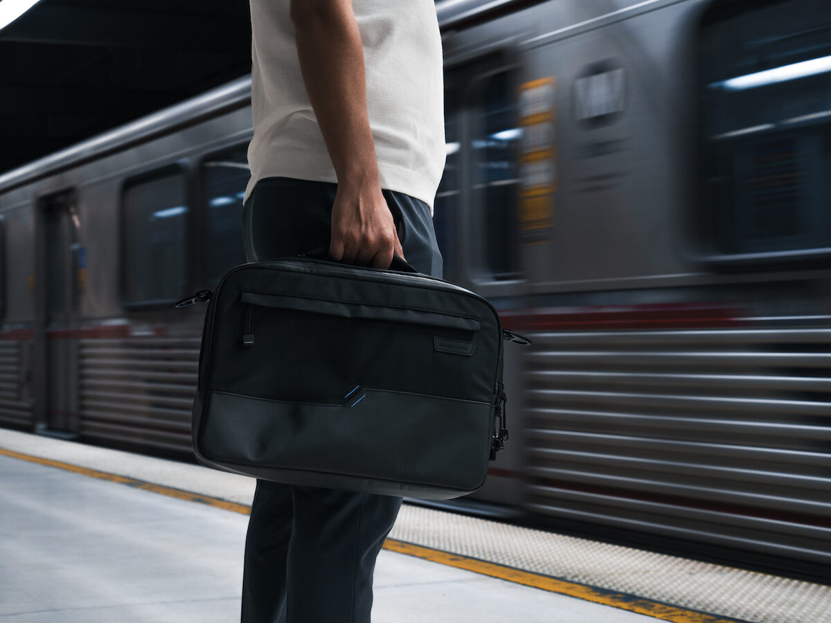 SANDMARC Messenger Pro: Apple Bag with Unique Compartments for Commuters on Gadget Flow